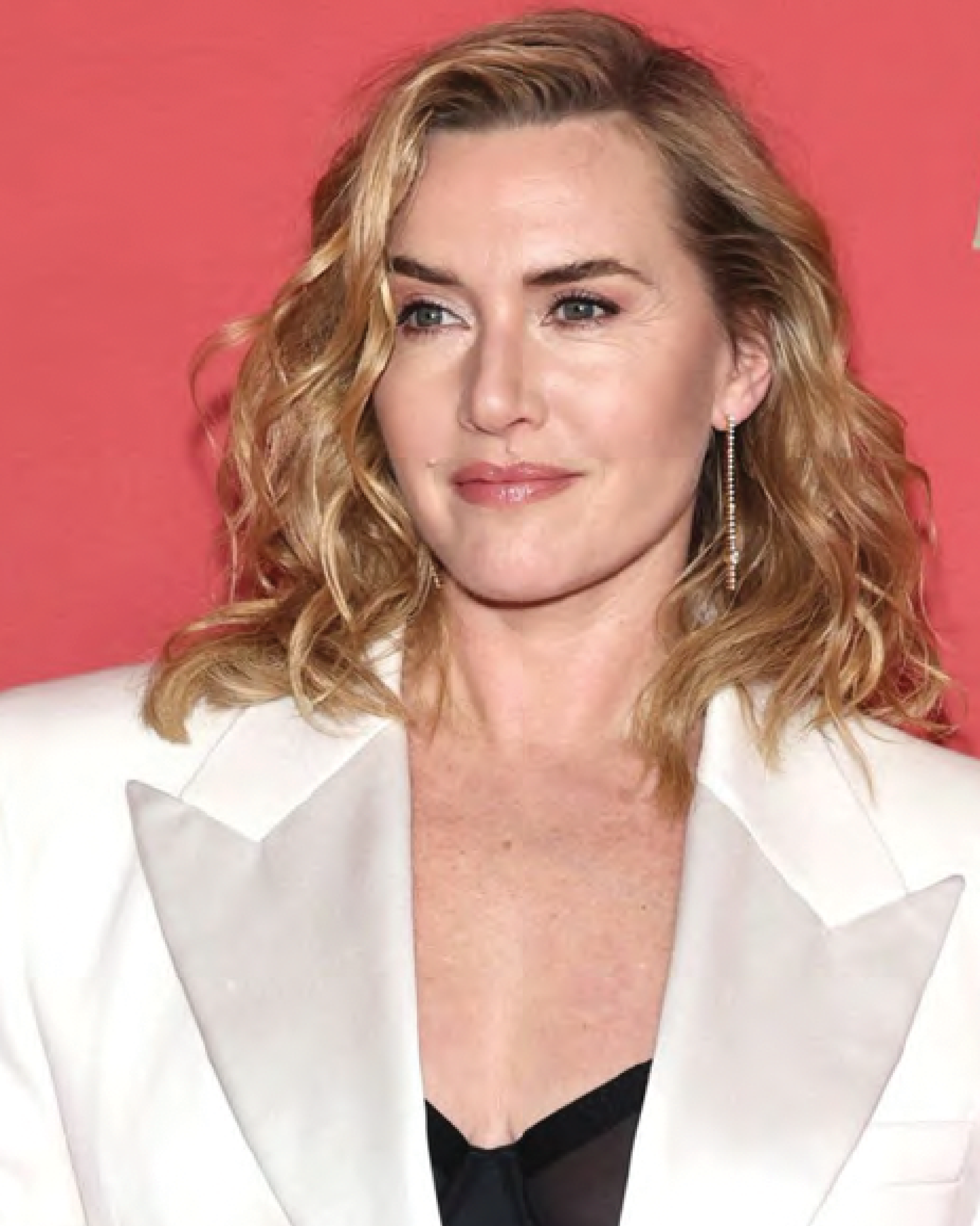 Actress Kate Winslet wearing the Pilier de Diamant long diamond earrings.