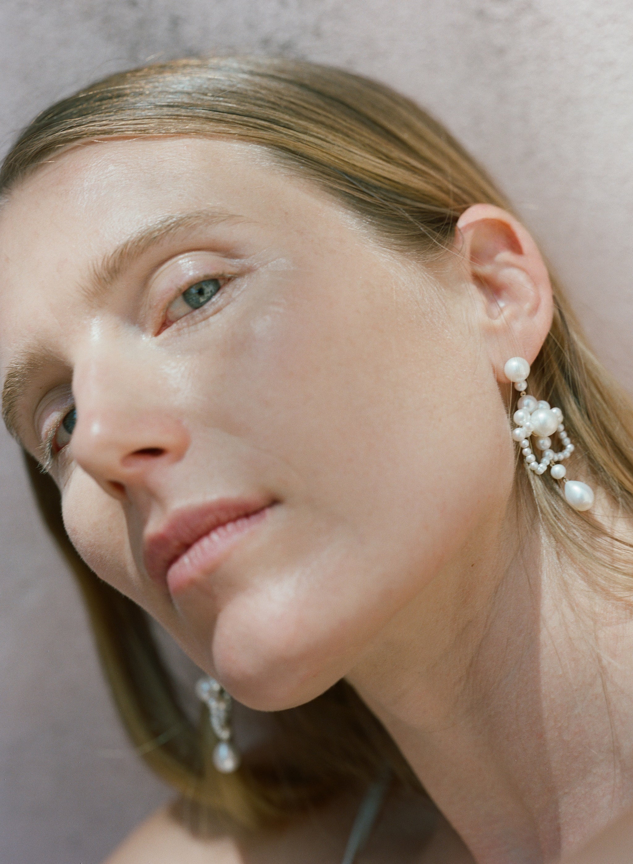 Dree Hemingway wearing Grand Chateau de Perles pearl earrings.