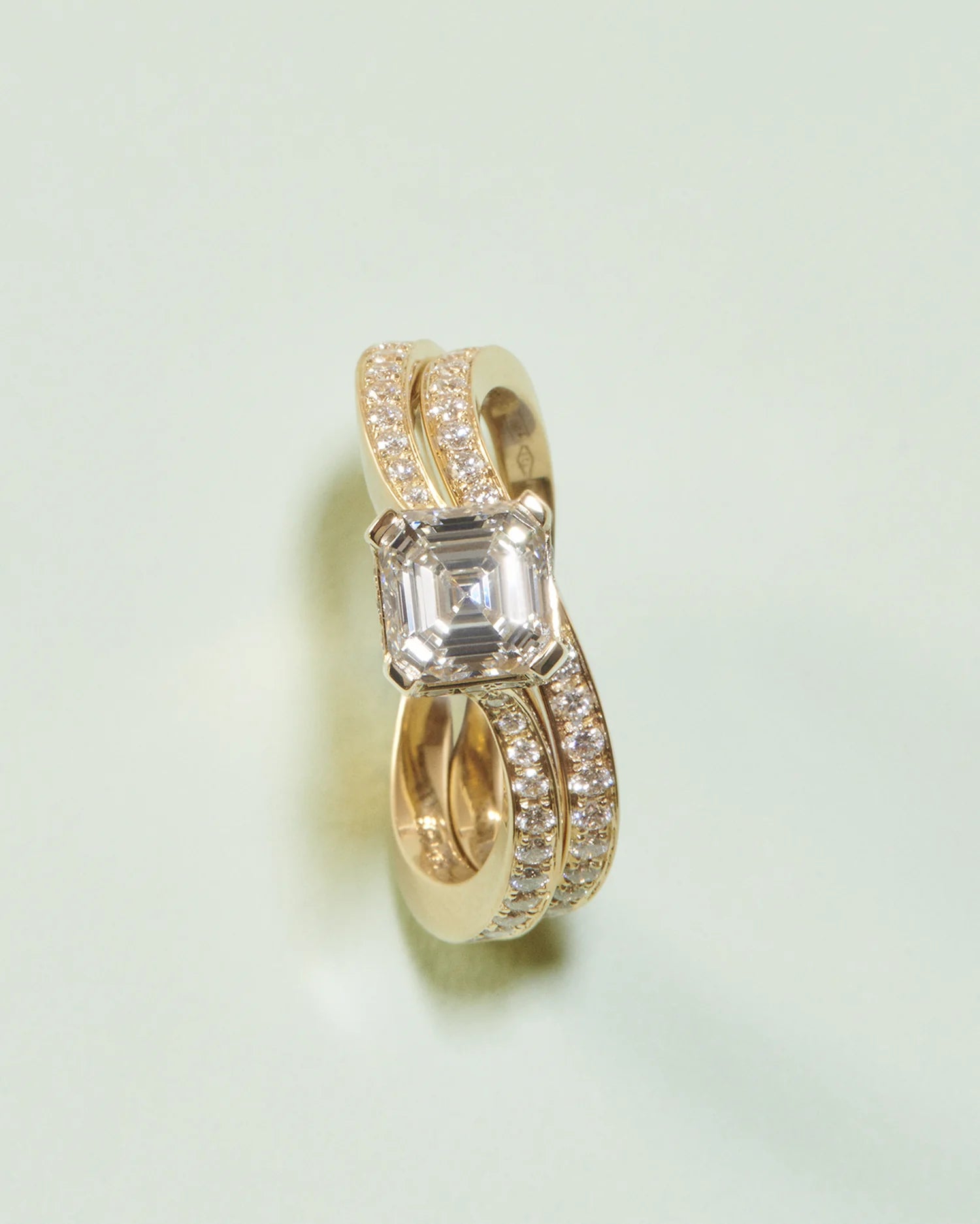 Toi Emeraude diamond ring with band.