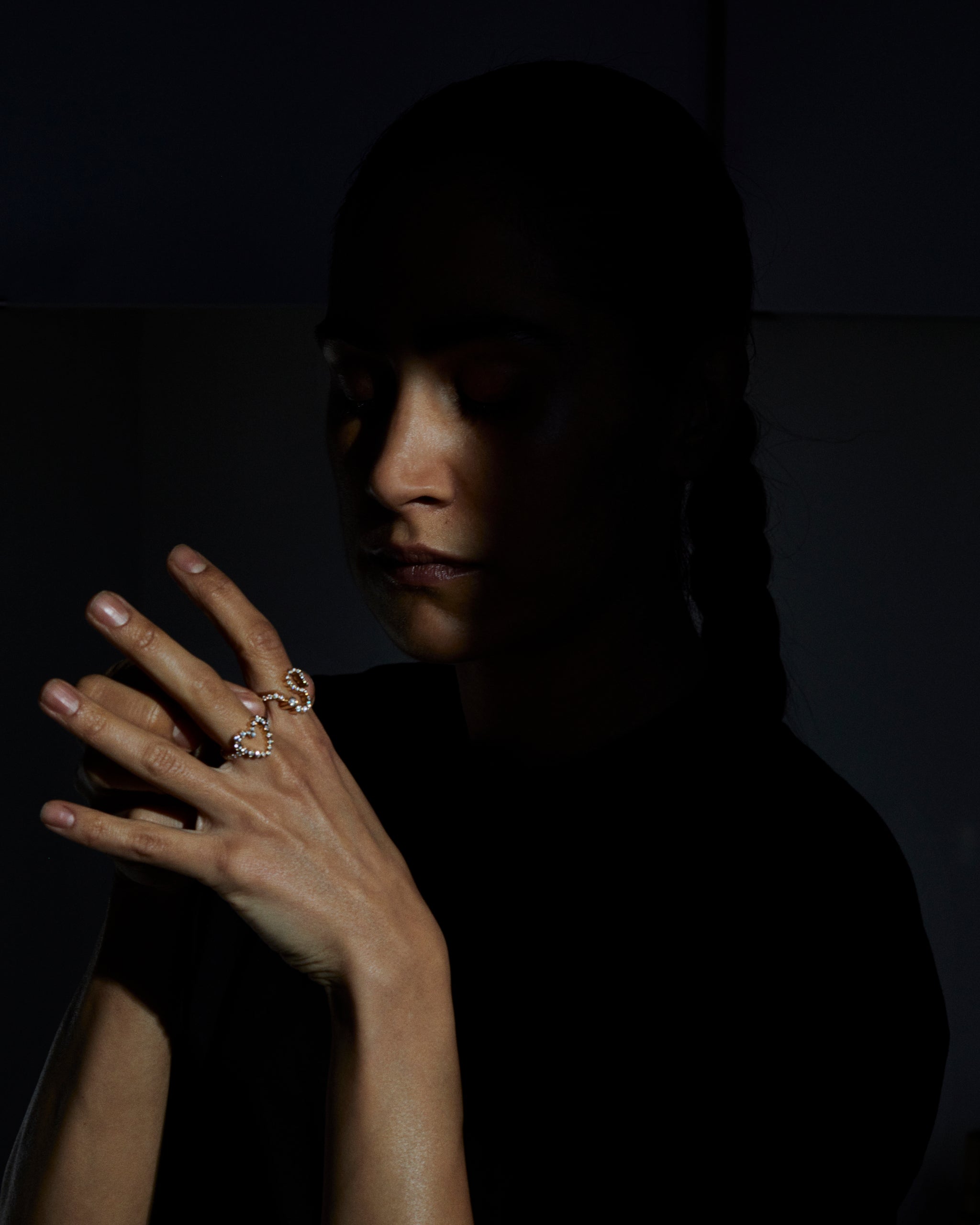 Model wearing Ensemble S and Ensemble Coeur diamond rings.