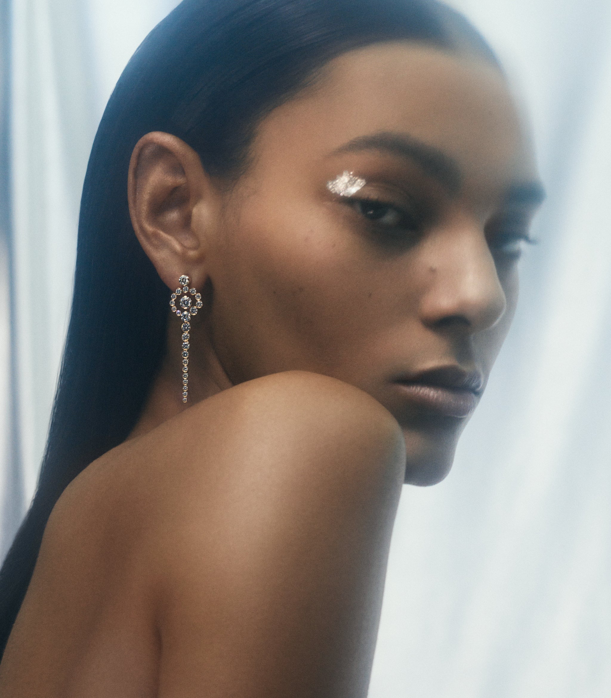 Model is wearing the long Escargot de Reve diamond earrings.