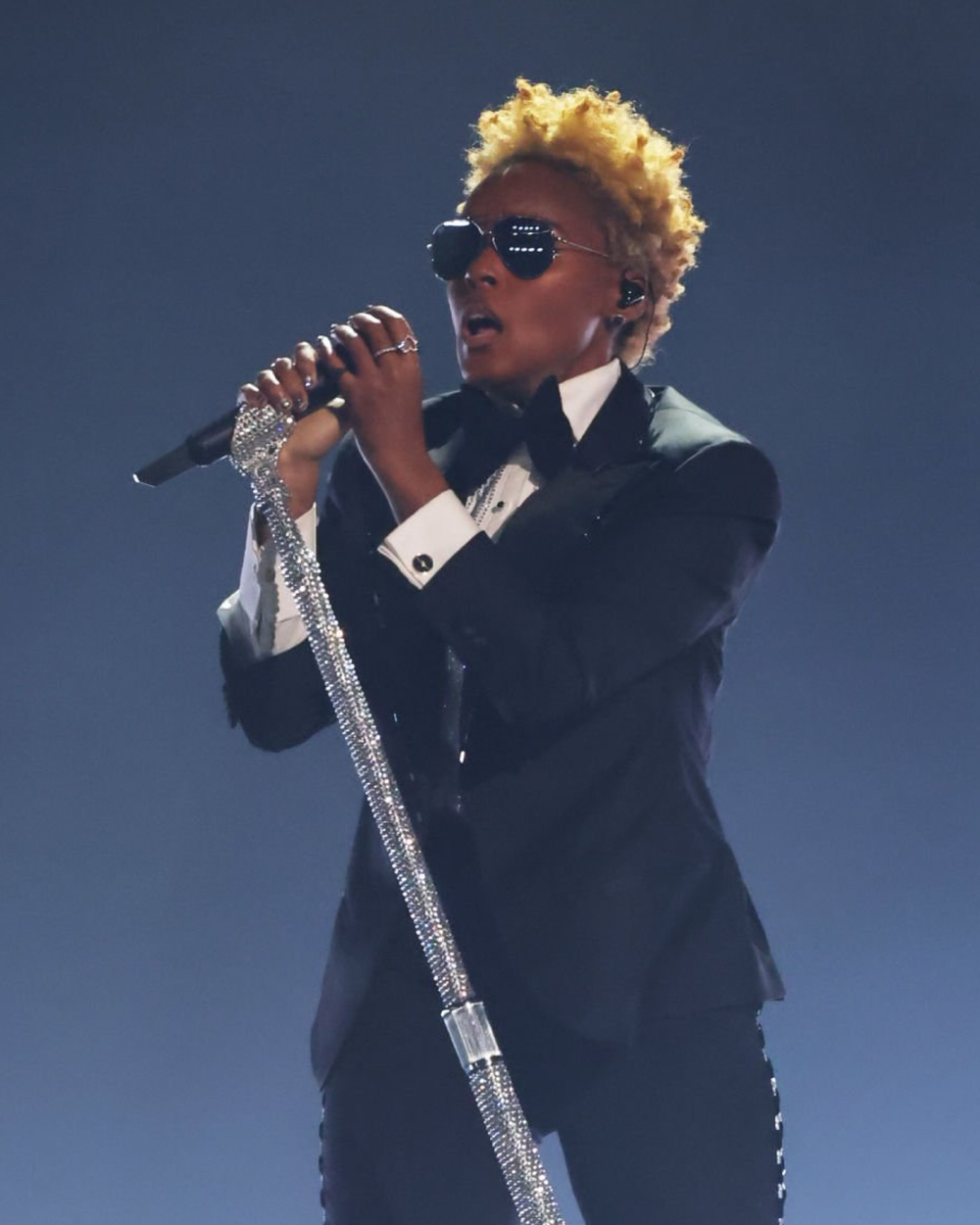 American singer Janelle Monae wearing the Ensemble Coeur Blanc diamond ring on stage.