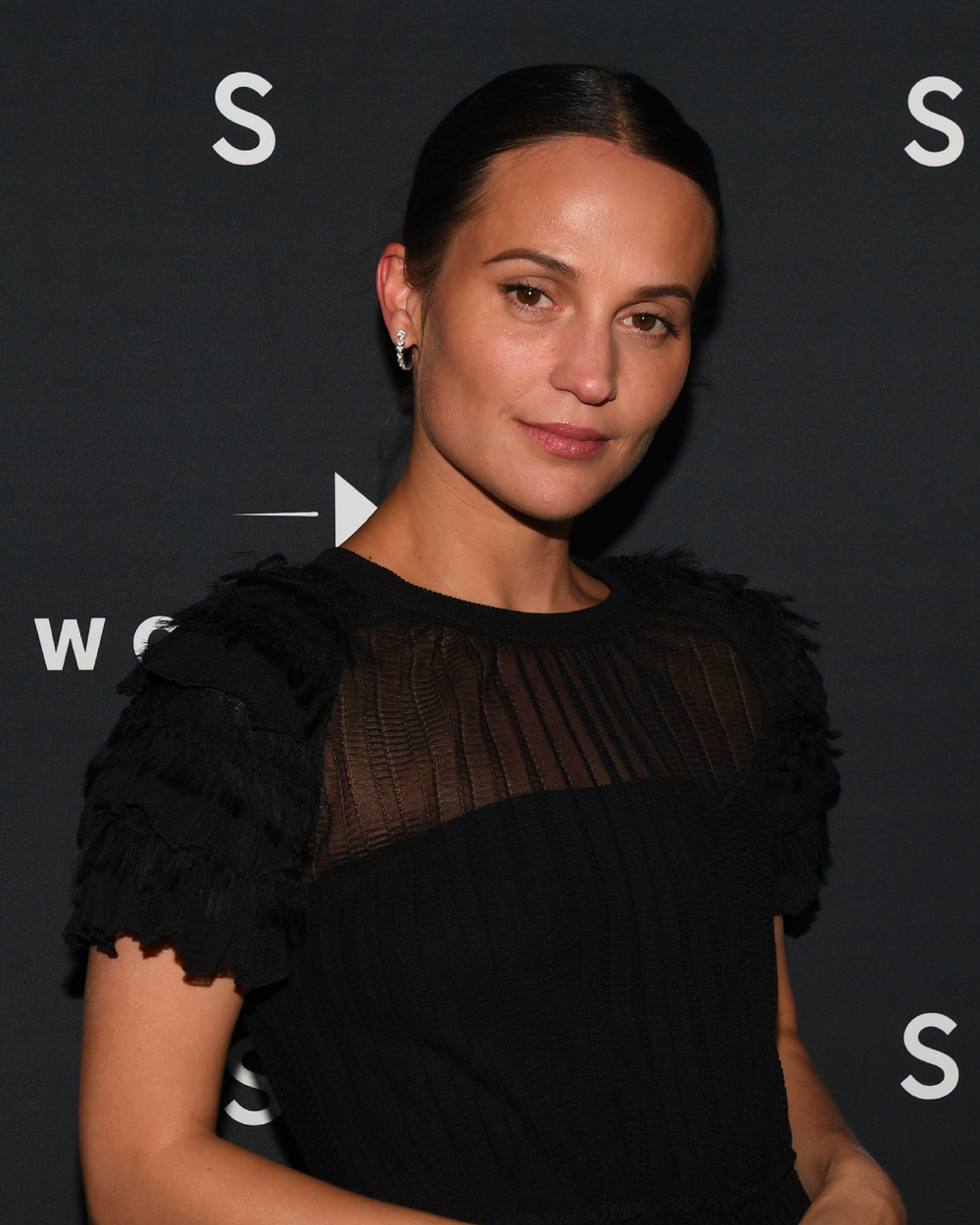 Actress Alicia Vikander wearing the Boucle Ensemble diamond hoop earrings. 
