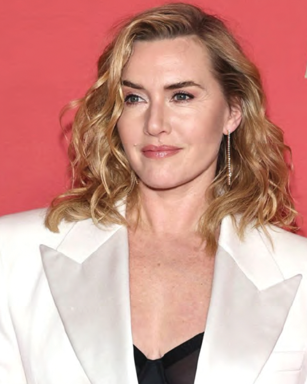 Actress Kate Winslet wearing the Pilier de Diamant long diamond earrings. 