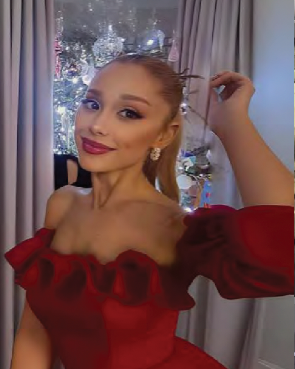 Singer and actress Ariana Grande wearing the Jardin Boucle freshwater pearl hoop earrings. 