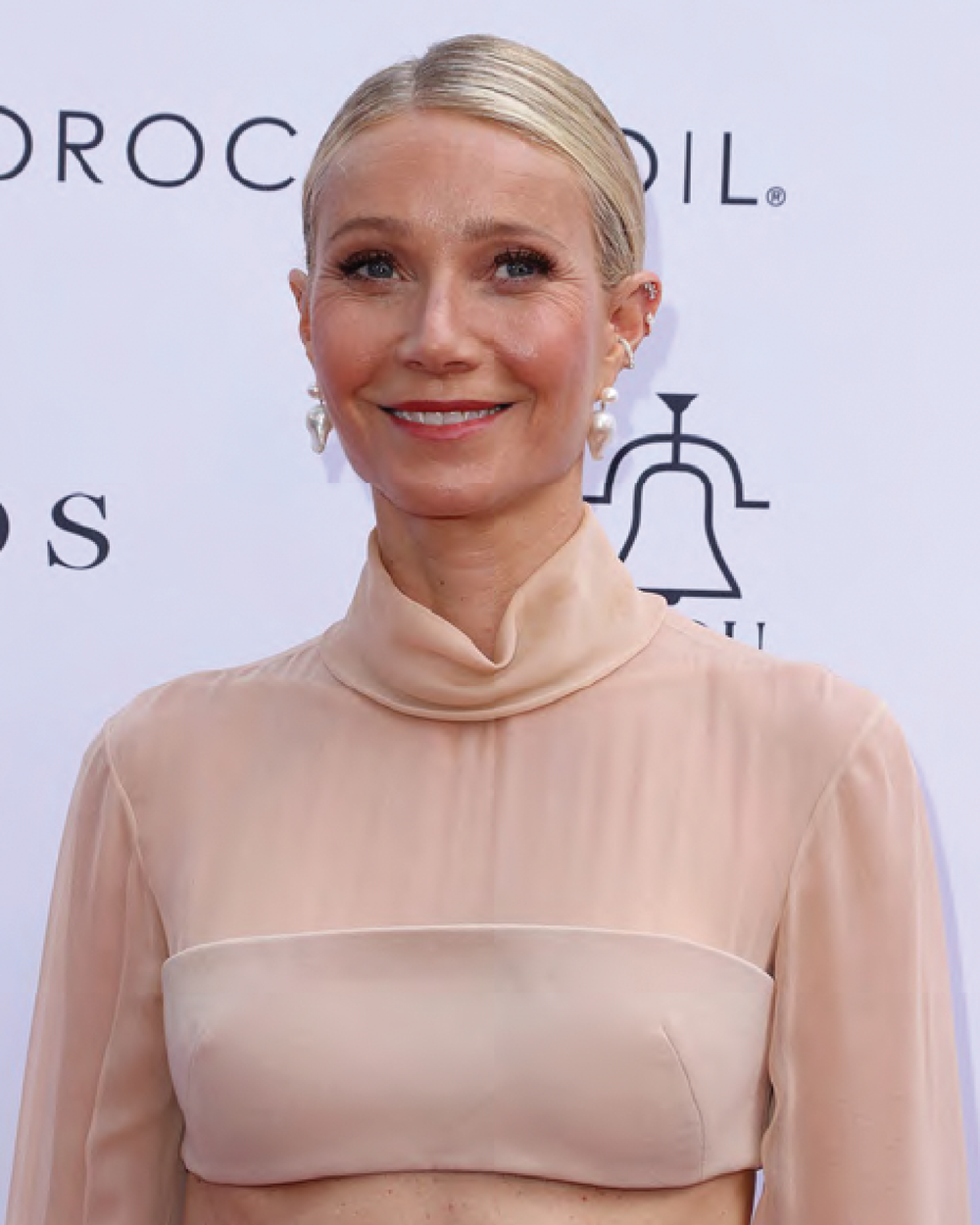 Actress Gwyneth Paltrow wearing the Venus Blanc pearl earrings.
