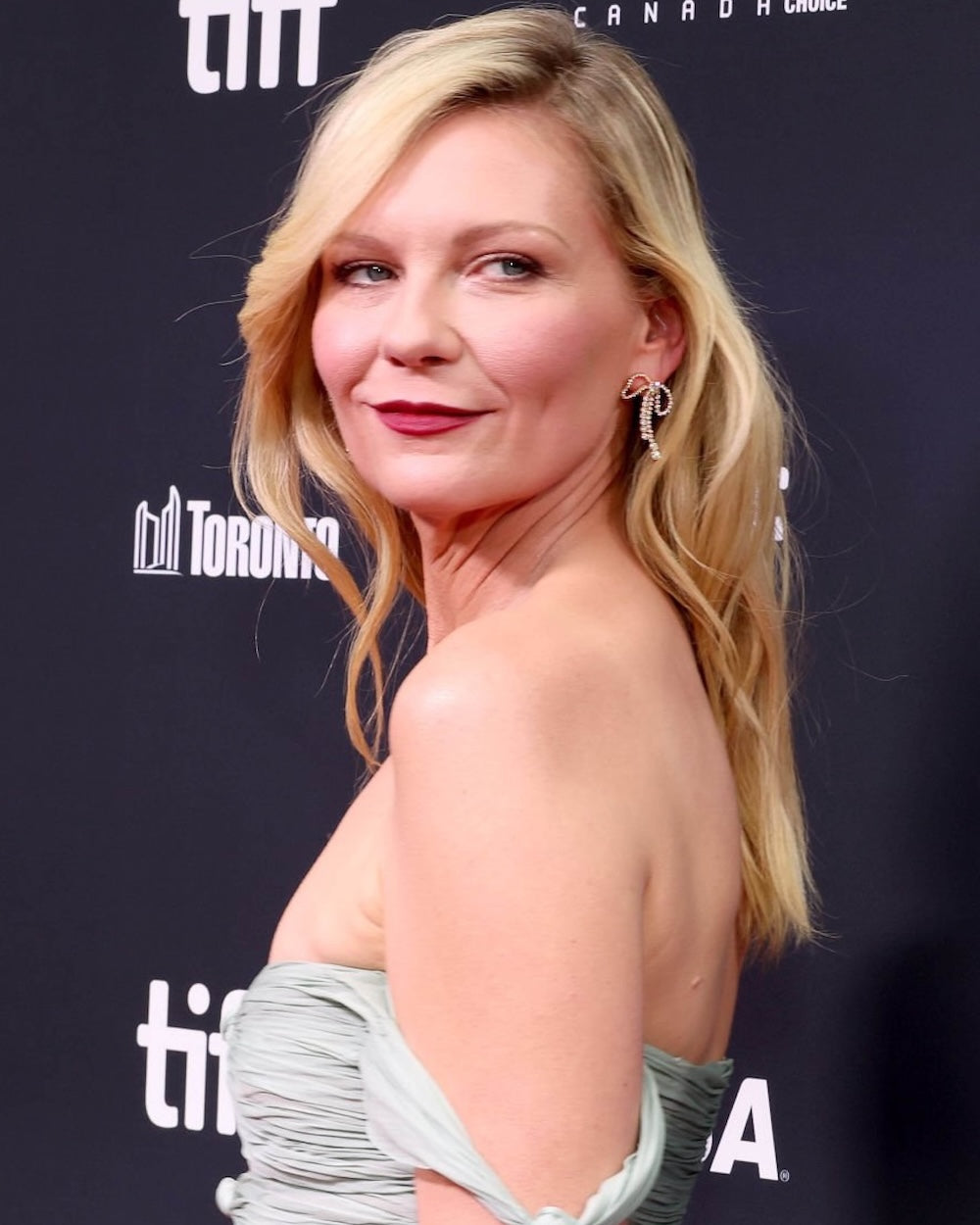 Actress Kirsten Dunst wearing the Rosette diamond earrings.