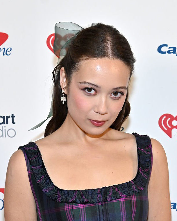 Singer Laufey wearing the Botticelii Diamant earrings.