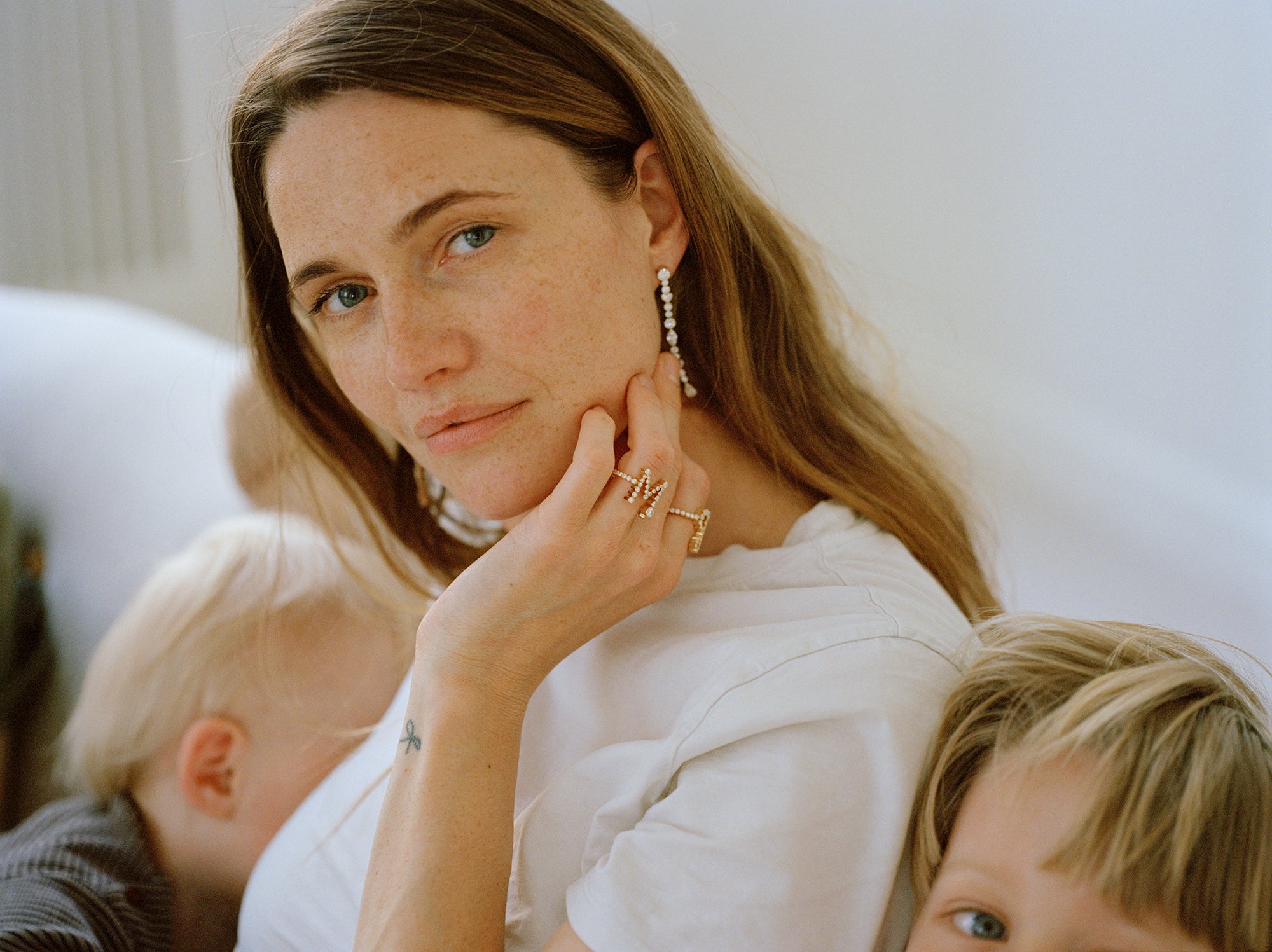 Maria Gregersen is wearing the long Amis de la Reine diamond earrings, Ensemble M diamond letter ring and Ensemble G diamond letter ring.