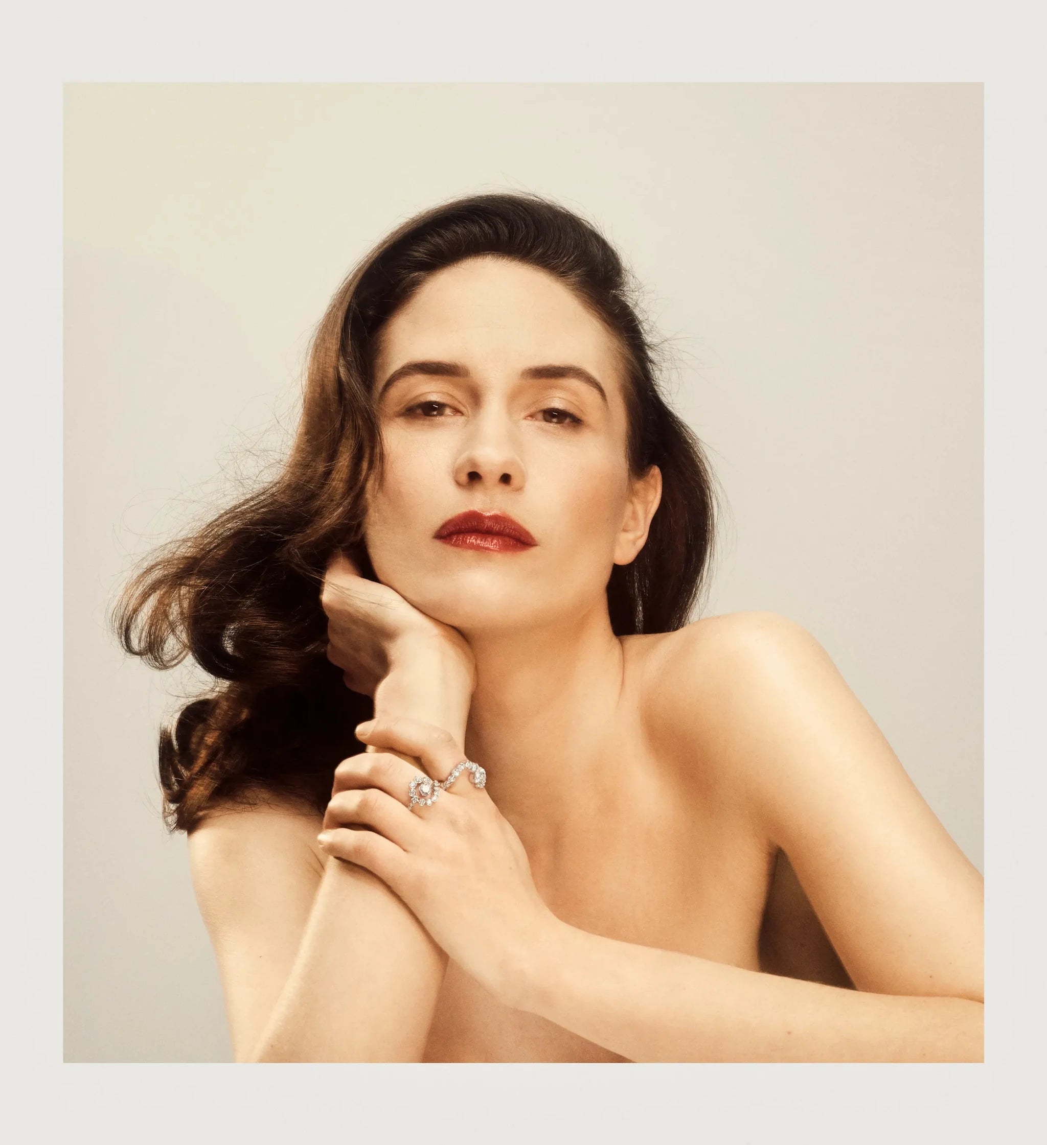 Model wearing Escargot de Diamant Blanc and Grand Ensemble Ocean Blanc, both diamond rings